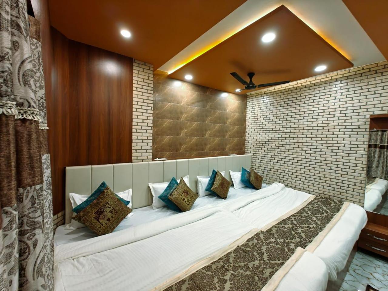 Shri Kailash Pati Guest House- Opposite Kashi Vishwanath Temple Benares Buitenkant foto