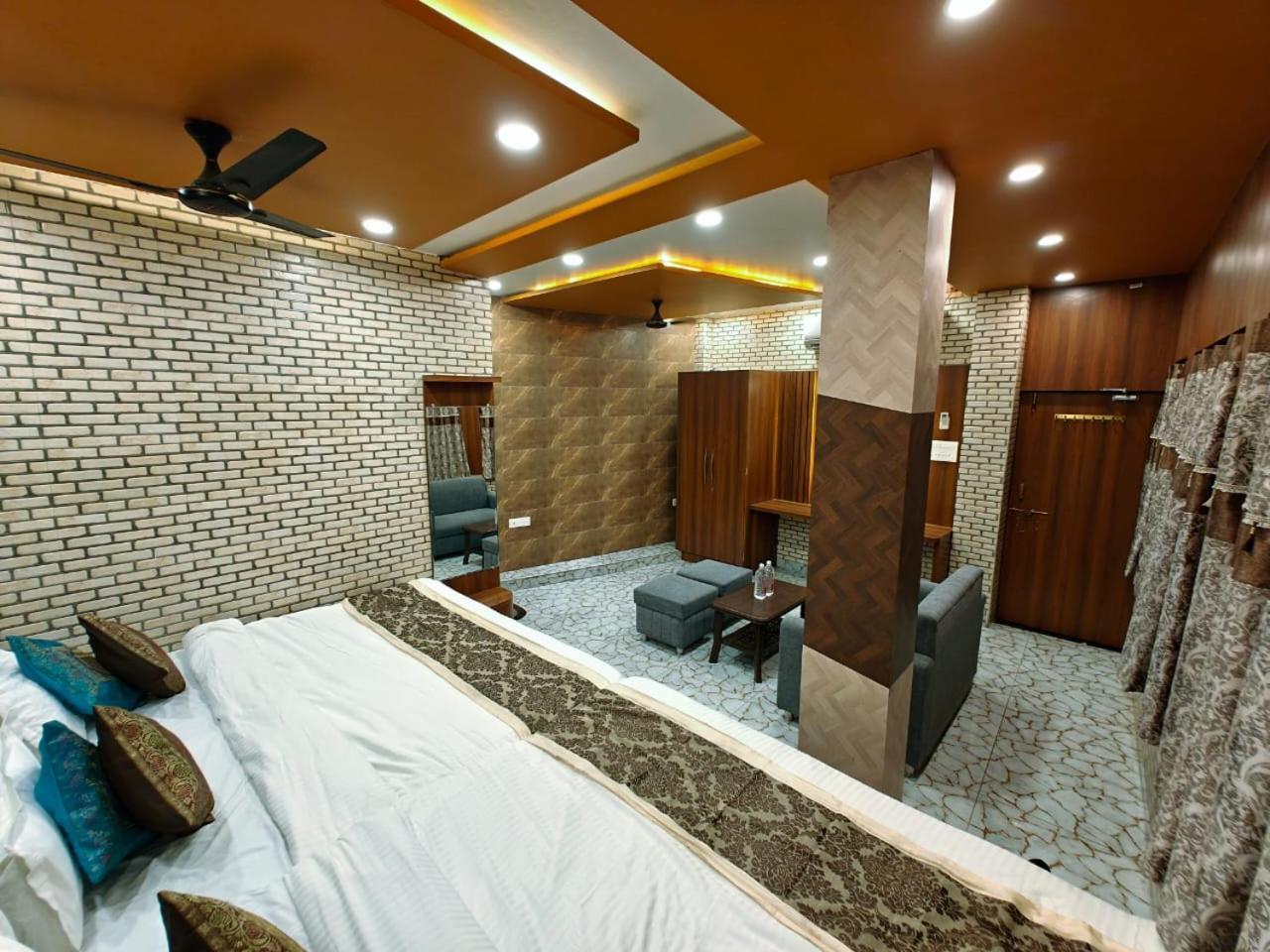Shri Kailash Pati Guest House- Opposite Kashi Vishwanath Temple Benares Buitenkant foto