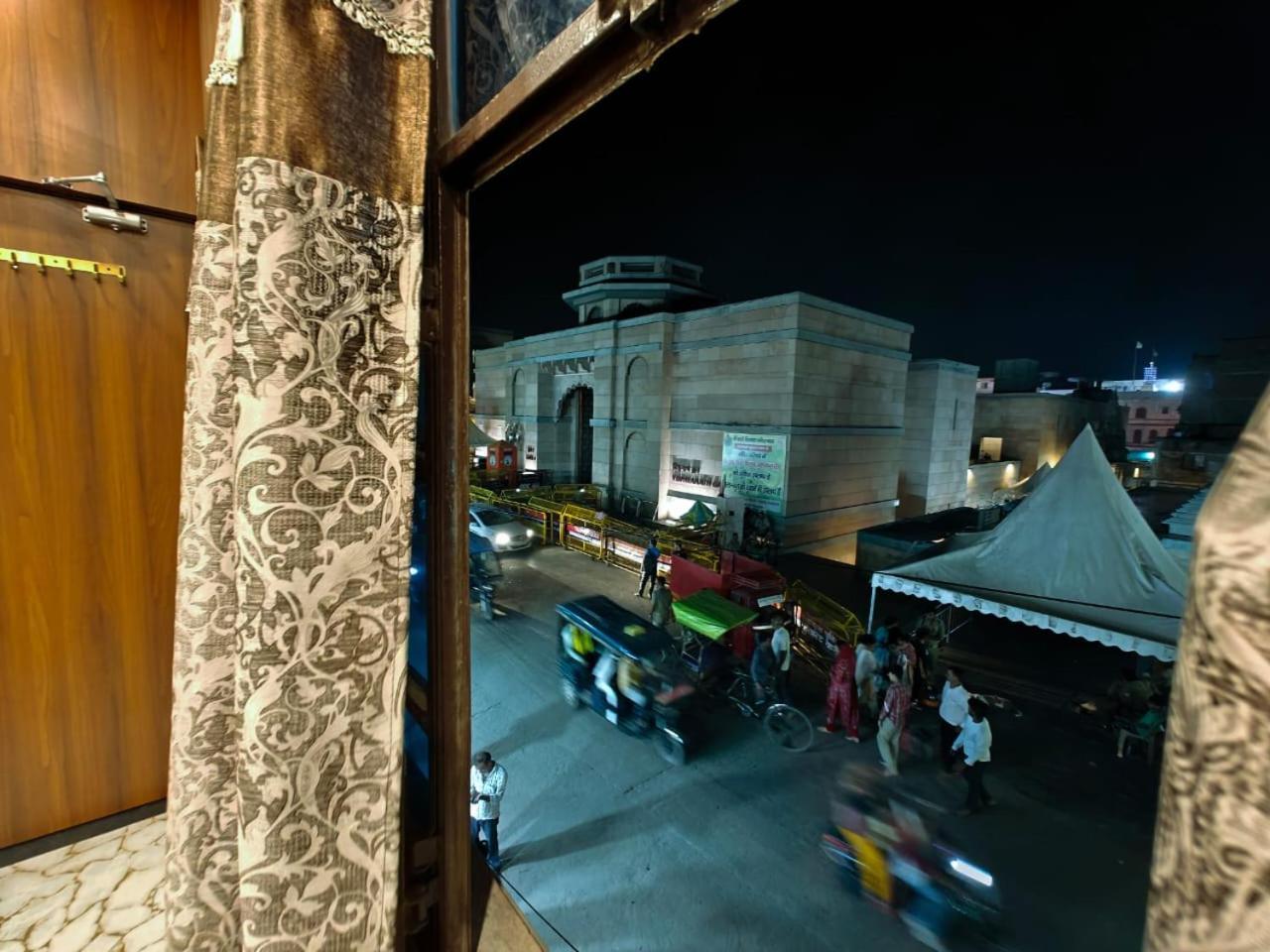 Shri Kailash Pati Guest House- Opposite Kashi Vishwanath Temple Benares Buitenkant foto