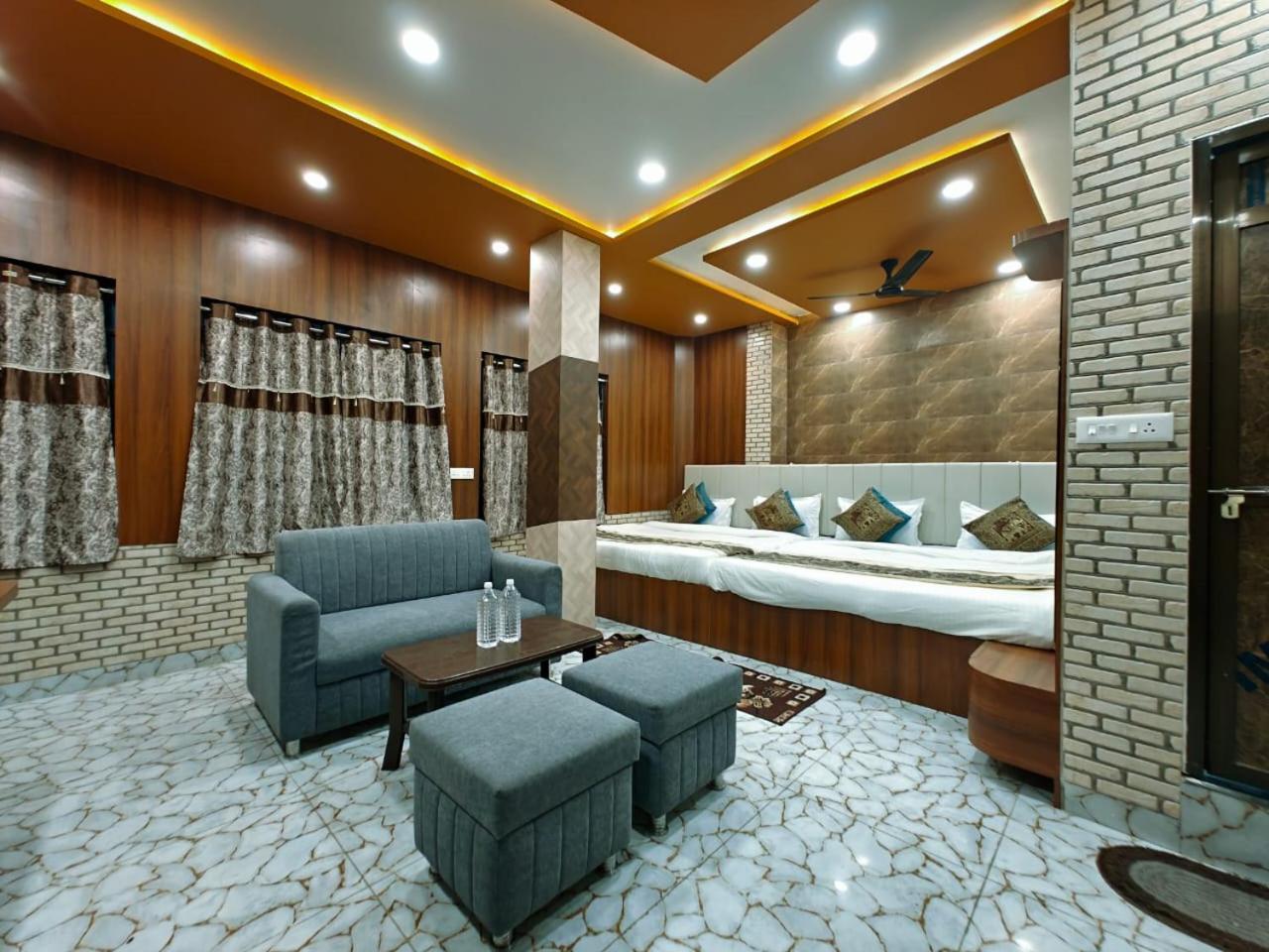 Shri Kailash Pati Guest House- Opposite Kashi Vishwanath Temple Benares Buitenkant foto